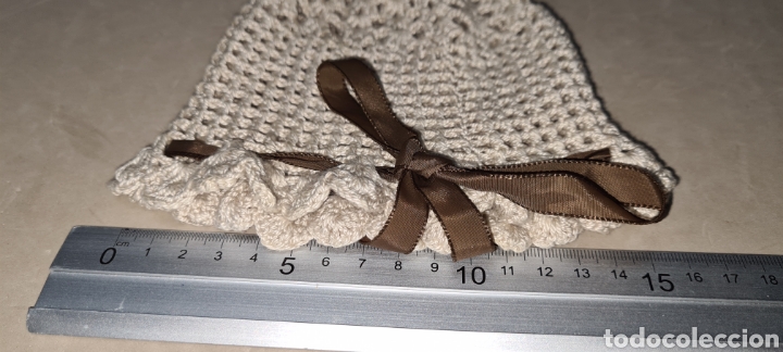 Antig&uuml;edades: Precioso Gorro de ganchillo para bebe o mu&ntilde;eca. - Foto 6