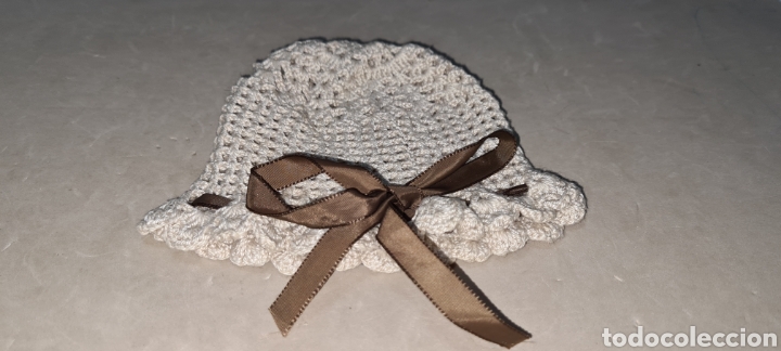 Antig&uuml;edades: Precioso Gorro de ganchillo para bebe o mu&ntilde;eca. - Foto 1
