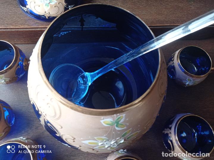Antigüedades: Cristal de Bohemia. Ponchera, cucharón y 6 ponches en azul cobalto. Bellísimo. - Foto 11 - 292104923