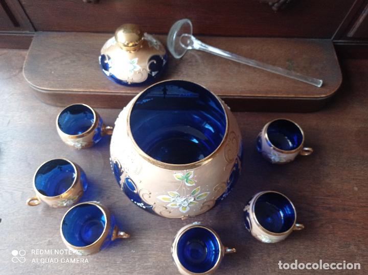 Antigüedades: Cristal de Bohemia. Ponchera, cucharón y 6 ponches en azul cobalto. Bellísimo. - Foto 13 - 292104923