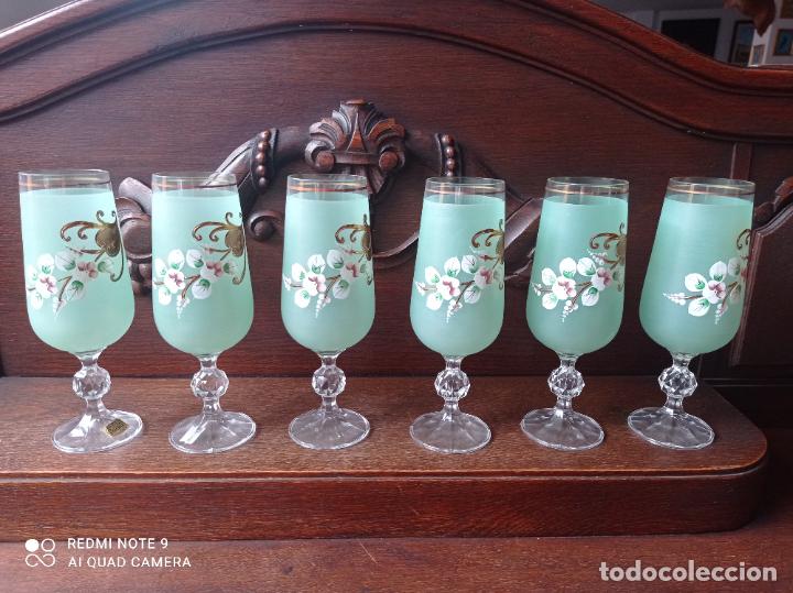Antigüedades: Cristal de Bohemia. Conjunto de seis copas en verde pompadour. Preciosas - Foto 2 - 292110683