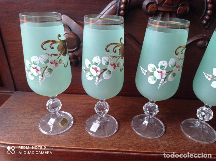 Antigüedades: Cristal de Bohemia. Conjunto de seis copas en verde pompadour. Preciosas - Foto 4 - 292110683