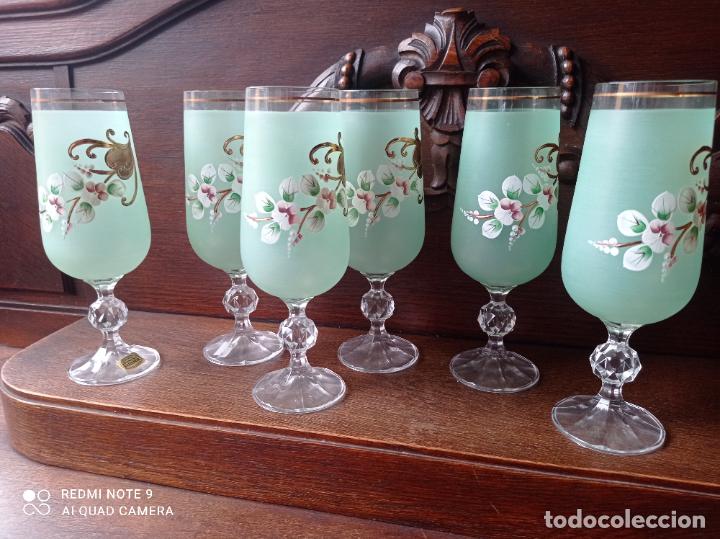Antigüedades: Cristal de Bohemia. Conjunto de seis copas en verde pompadour. Preciosas - Foto 5 - 292110683