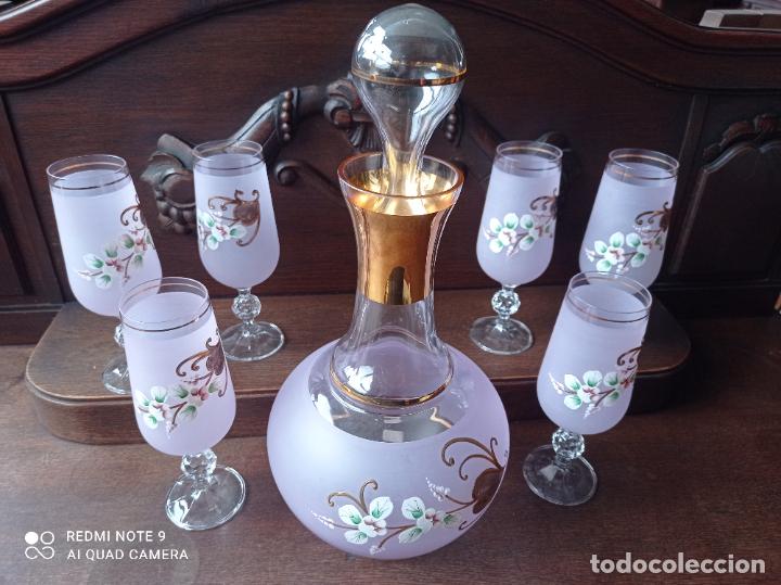 Antigüedades: Cristal de Bohemia. Elegante conjunto de botella y seis copas en lila pompadour. - Foto 2 - 292111823