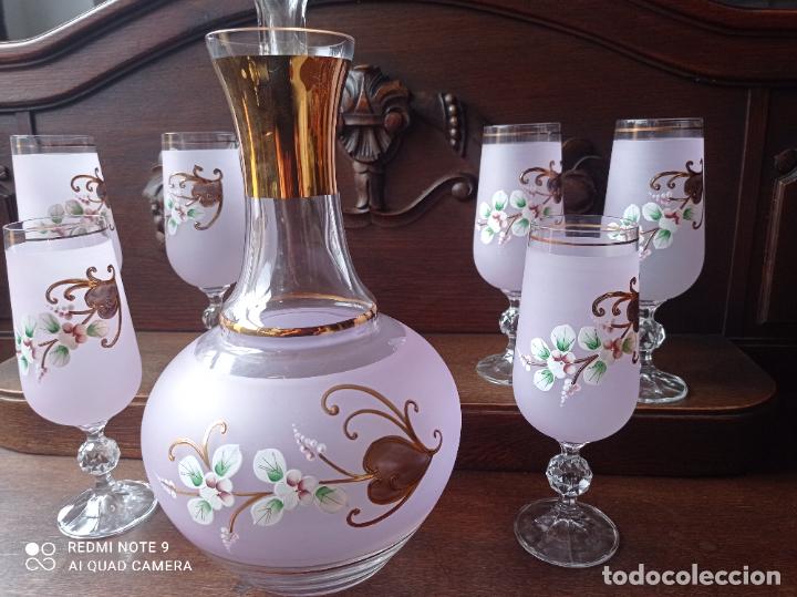 Antigüedades: Cristal de Bohemia. Elegante conjunto de botella y seis copas en lila pompadour. - Foto 3 - 292111823