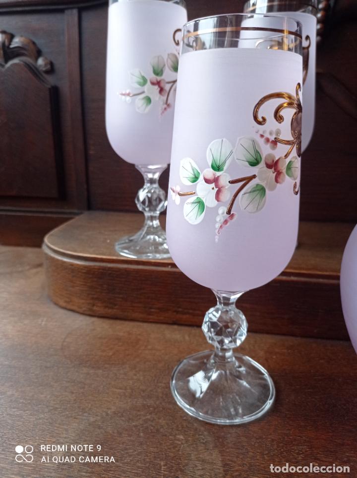Antigüedades: Cristal de Bohemia. Elegante conjunto de botella y seis copas en lila pompadour. - Foto 4 - 292111823