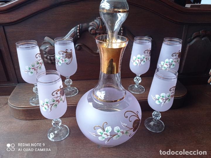 Antigüedades: Cristal de Bohemia. Elegante conjunto de botella y seis copas en lila pompadour. - Foto 5 - 292111823