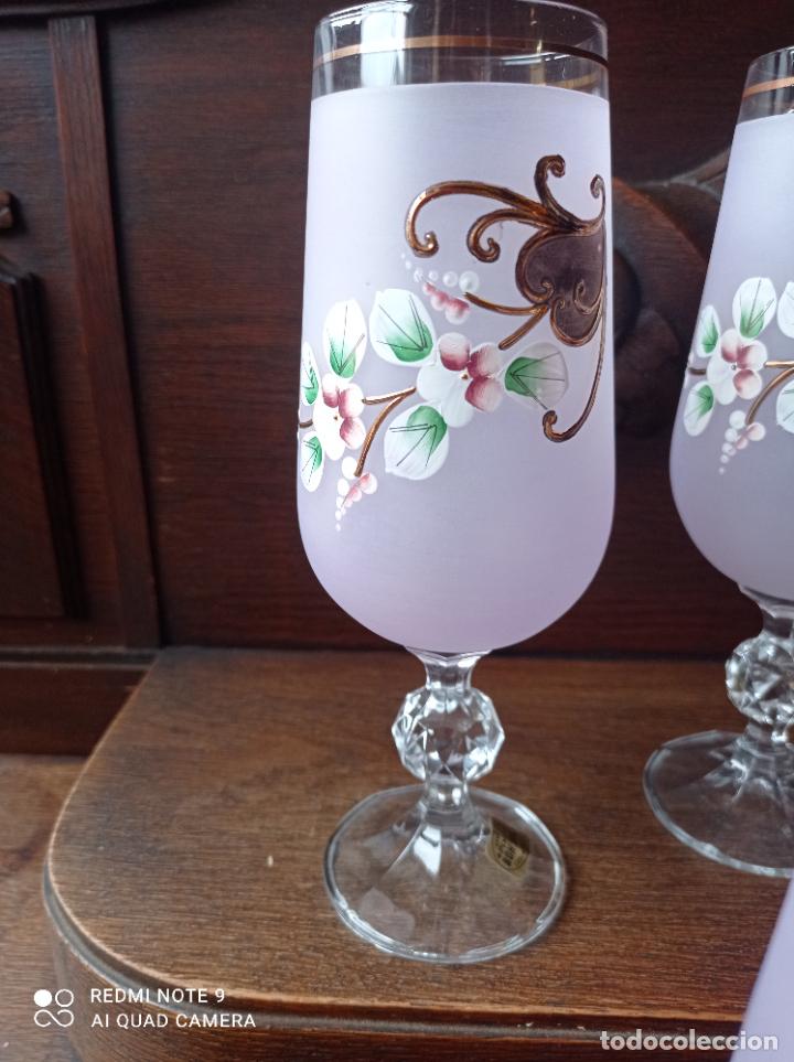 Antigüedades: Cristal de Bohemia. Elegante conjunto de botella y seis copas en lila pompadour. - Foto 6 - 292111823