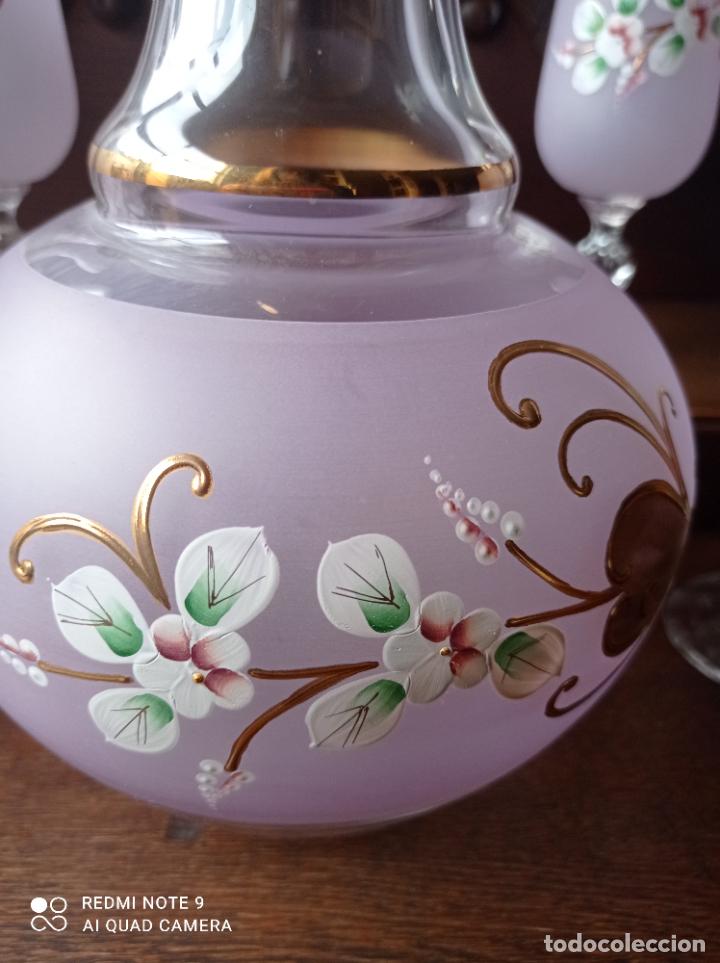 Antigüedades: Cristal de Bohemia. Elegante conjunto de botella y seis copas en lila pompadour. - Foto 7 - 292111823