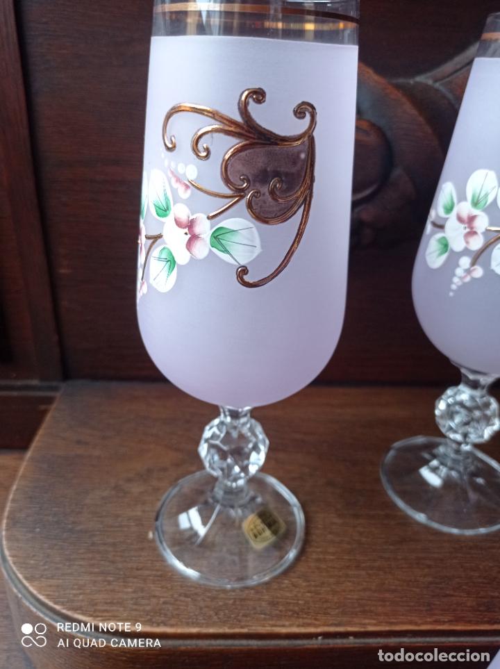 Antigüedades: Cristal de Bohemia. Elegante conjunto de botella y seis copas en lila pompadour. - Foto 8 - 292111823
