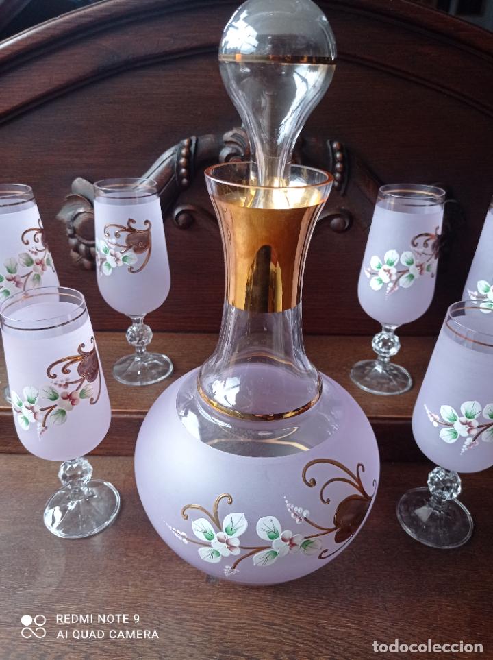 Antigüedades: Cristal de Bohemia. Elegante conjunto de botella y seis copas en lila pompadour. - Foto 9 - 292111823