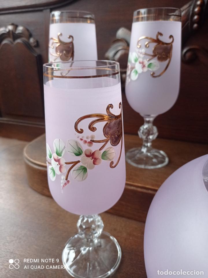 Antigüedades: Cristal de Bohemia. Elegante conjunto de botella y seis copas en lila pompadour. - Foto 10 - 292111823