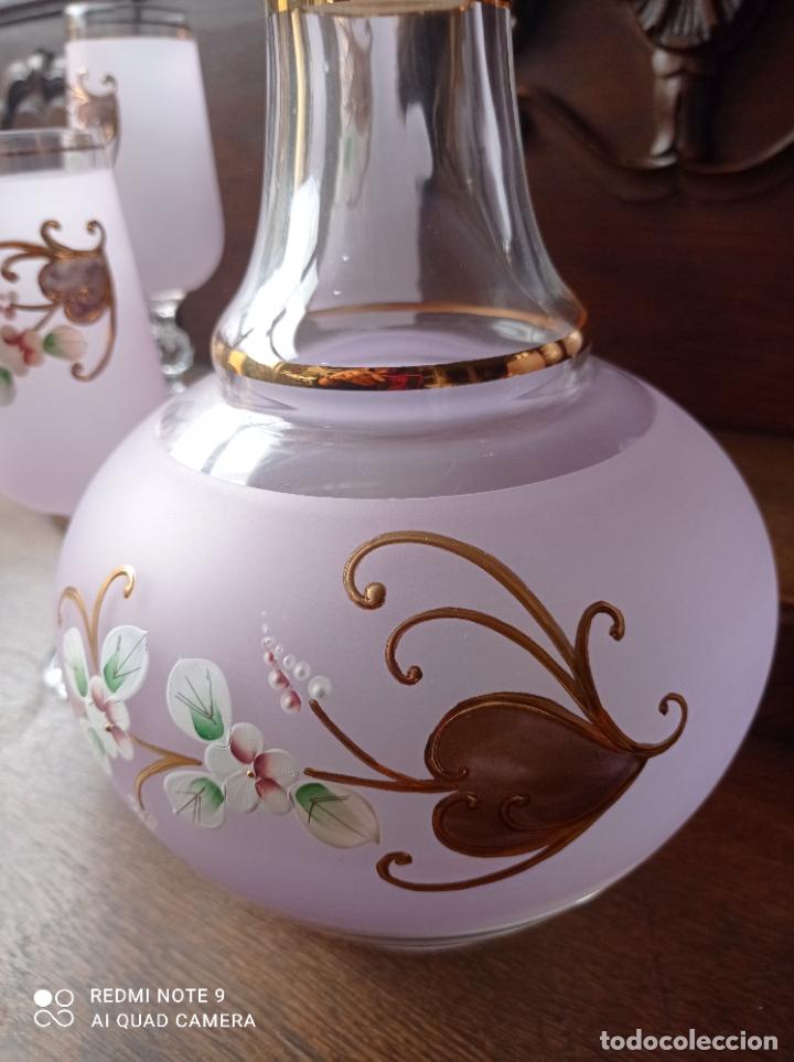 Antigüedades: Cristal de Bohemia. Elegante conjunto de botella y seis copas en lila pompadour. - Foto 11 - 292111823