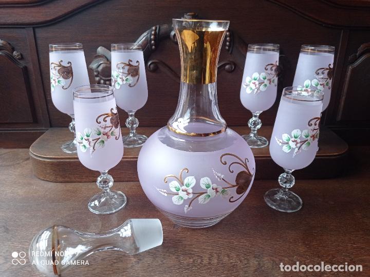 Antigüedades: Cristal de Bohemia. Elegante conjunto de botella y seis copas en lila pompadour. - Foto 15 - 292111823