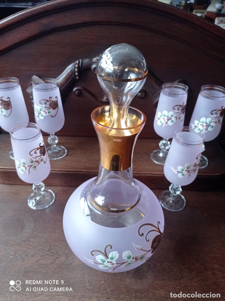 Antigüedades: Cristal de Bohemia. Elegante conjunto de botella y seis copas en lila pompadour. - Foto 17 - 292111823