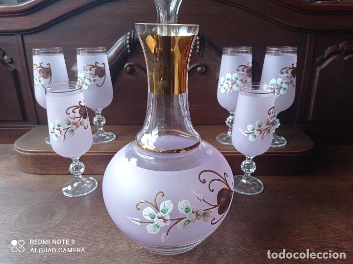 Antigüedades: Cristal de Bohemia. Elegante conjunto de botella y seis copas en lila pompadour. - Foto 18 - 292111823