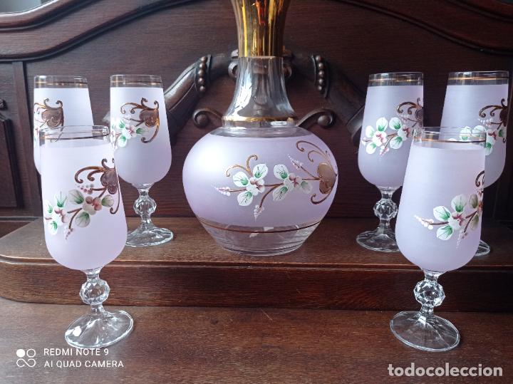 Antigüedades: Cristal de Bohemia. Elegante conjunto de botella y seis copas en lila pompadour. - Foto 22 - 292111823