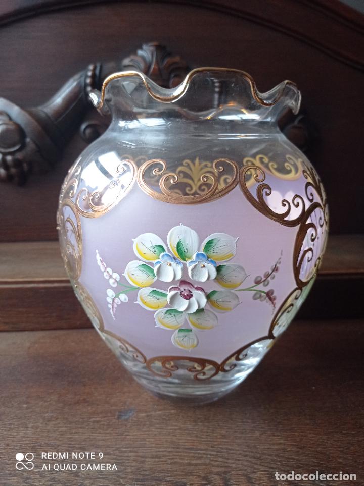 Antigüedades: Cristal de Bohemia. Precioso jarrón en lila pompadour. Impecable - Foto 2 - 292137518