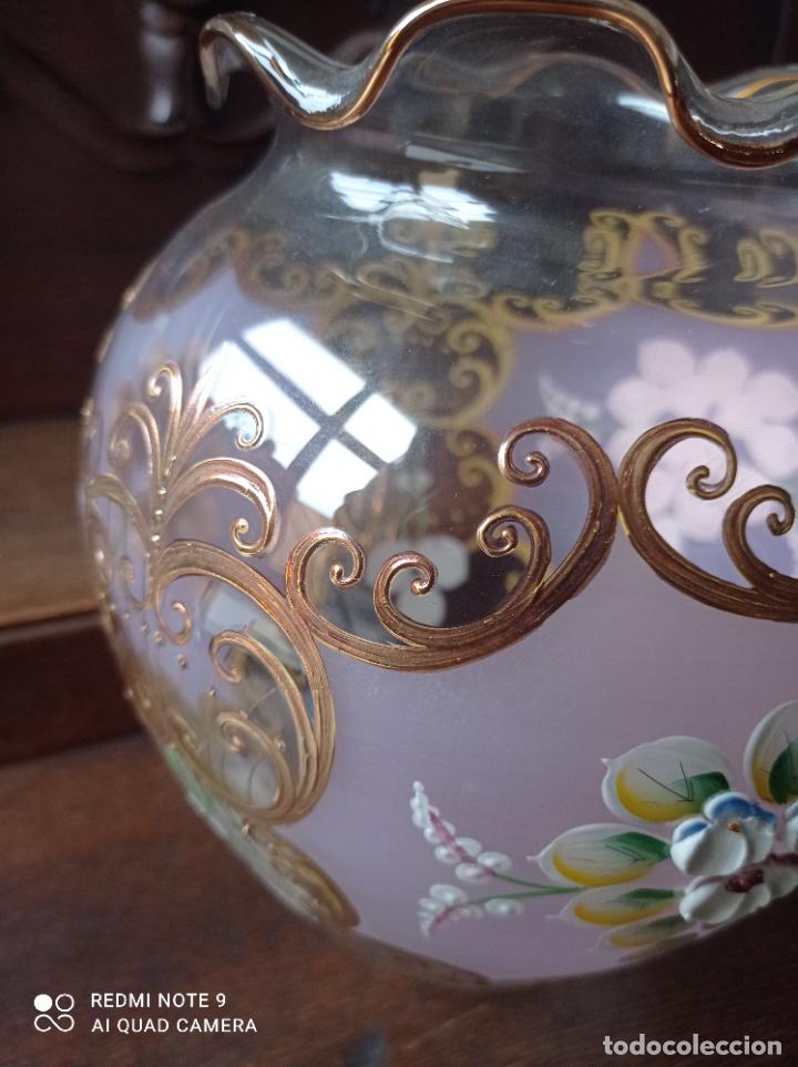 Antigüedades: Cristal de Bohemia. Precioso jarrón en lila pompadour. Impecable - Foto 3 - 292137518