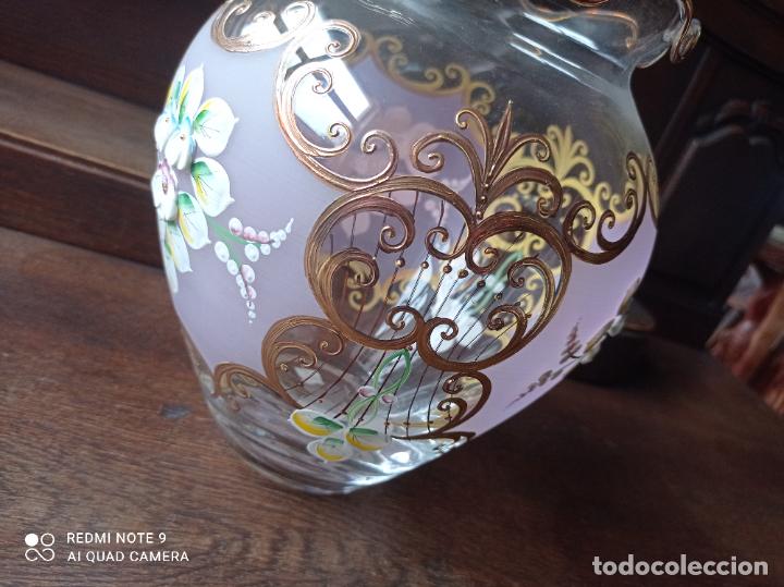 Antigüedades: Cristal de Bohemia. Precioso jarrón en lila pompadour. Impecable - Foto 4 - 292137518