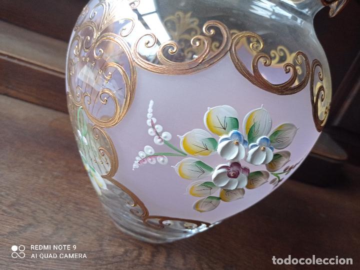 Antigüedades: Cristal de Bohemia. Precioso jarrón en lila pompadour. Impecable - Foto 6 - 292137518