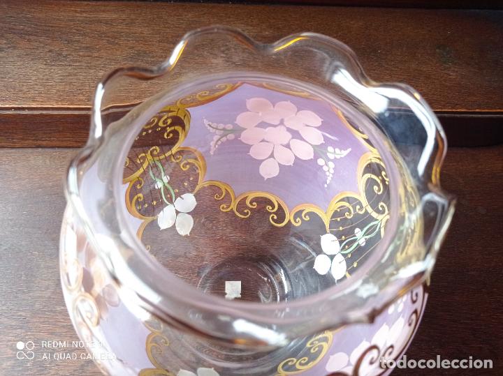 Antigüedades: Cristal de Bohemia. Precioso jarrón en lila pompadour. Impecable - Foto 8 - 292137518