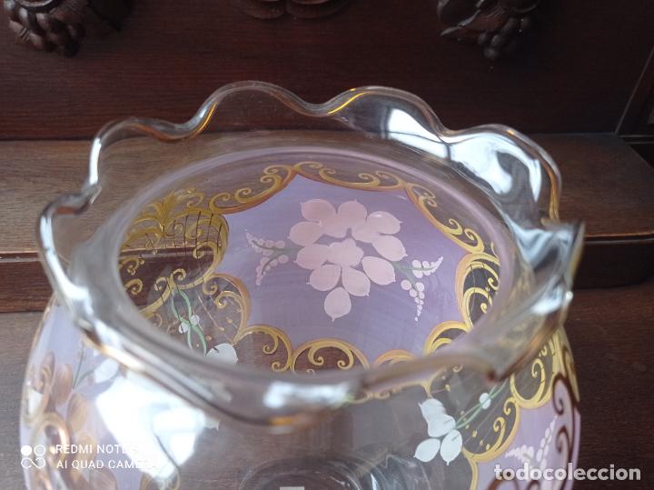 Antigüedades: Cristal de Bohemia. Precioso jarrón en lila pompadour. Impecable - Foto 9 - 292137518