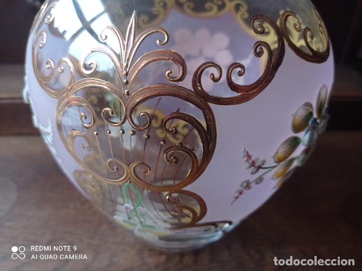 Antigüedades: Cristal de Bohemia. Precioso jarrón en lila pompadour. Impecable - Foto 10 - 292137518