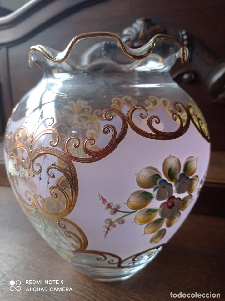 Antigüedades: Cristal de Bohemia. Precioso jarrón en lila pompadour. Impecable - Foto 13 - 292137518
