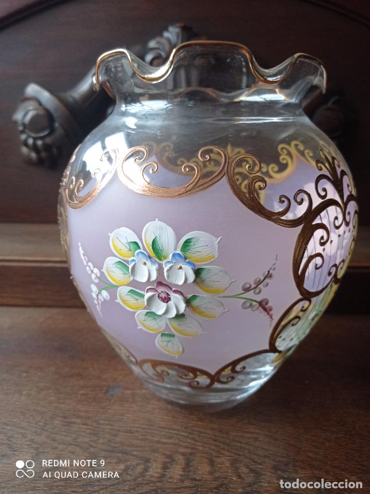 Antigüedades: Cristal de Bohemia. Precioso jarrón en lila pompadour. Impecable - Foto 14 - 292137518