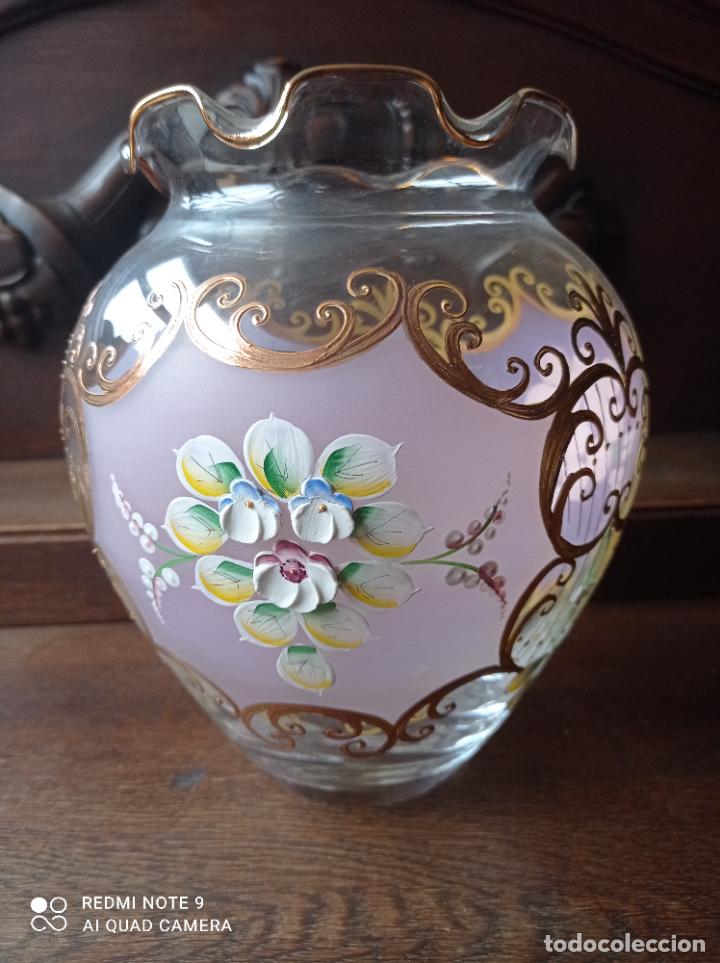 Antigüedades: Cristal de Bohemia. Precioso jarrón en lila pompadour. Impecable - Foto 15 - 292137518