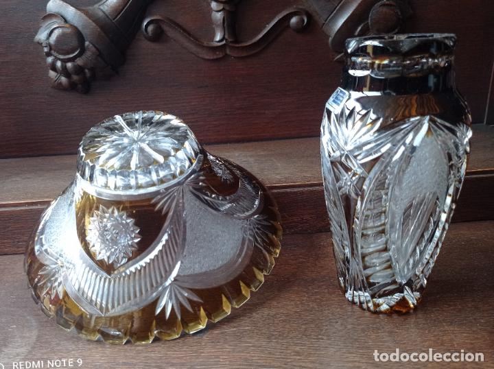 Antigüedades: Cristal de Bohemia. Centro y jarrón en ámbar con un tallado cuajado, impresionante. - Foto 4 - 292148743