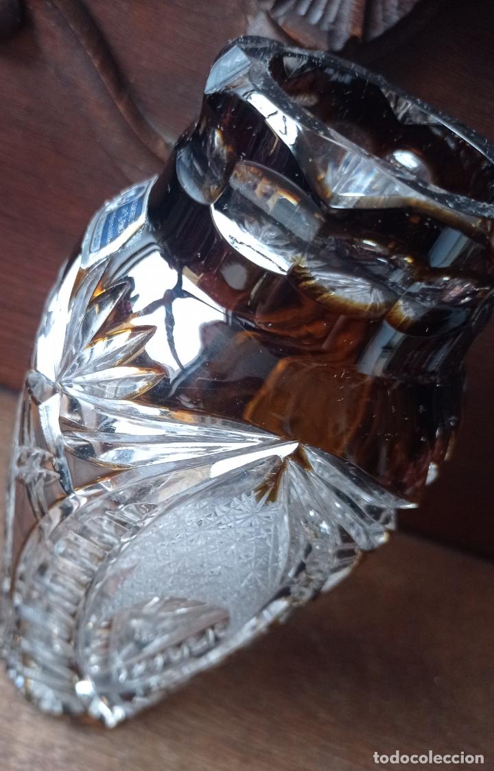 Antigüedades: Cristal de Bohemia. Centro y jarrón en ámbar con un tallado cuajado, impresionante. - Foto 6 - 292148743