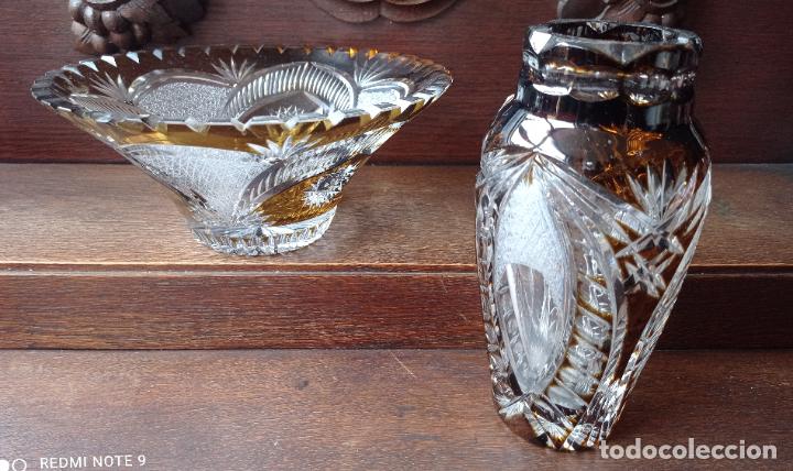 Antigüedades: Cristal de Bohemia. Centro y jarrón en ámbar con un tallado cuajado, impresionante. - Foto 7 - 292148743