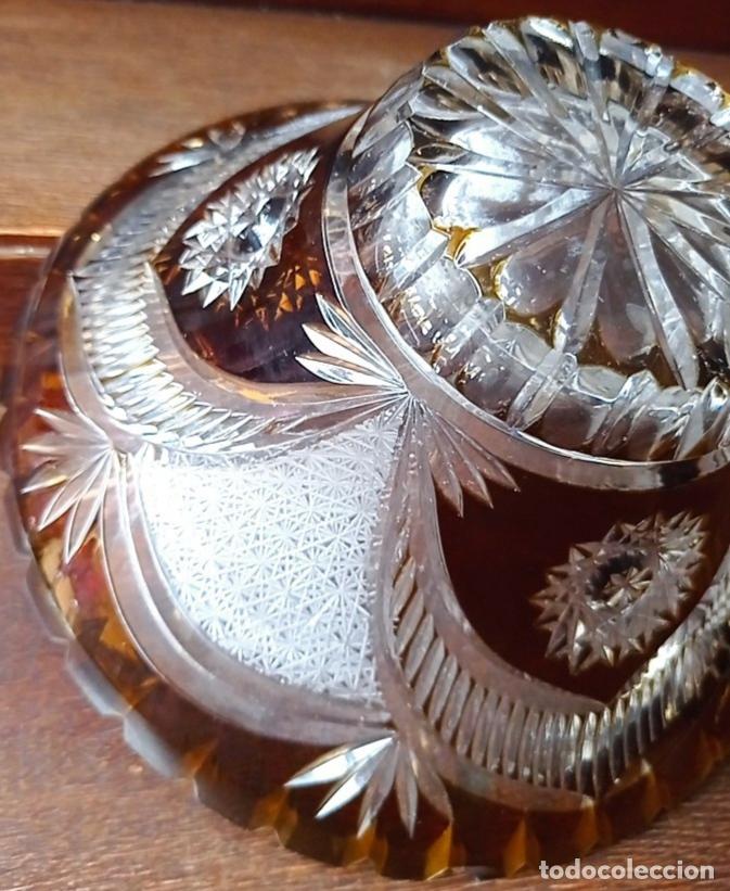 Antigüedades: Cristal de Bohemia. Centro y jarrón en ámbar con un tallado cuajado, impresionante. - Foto 8 - 292148743