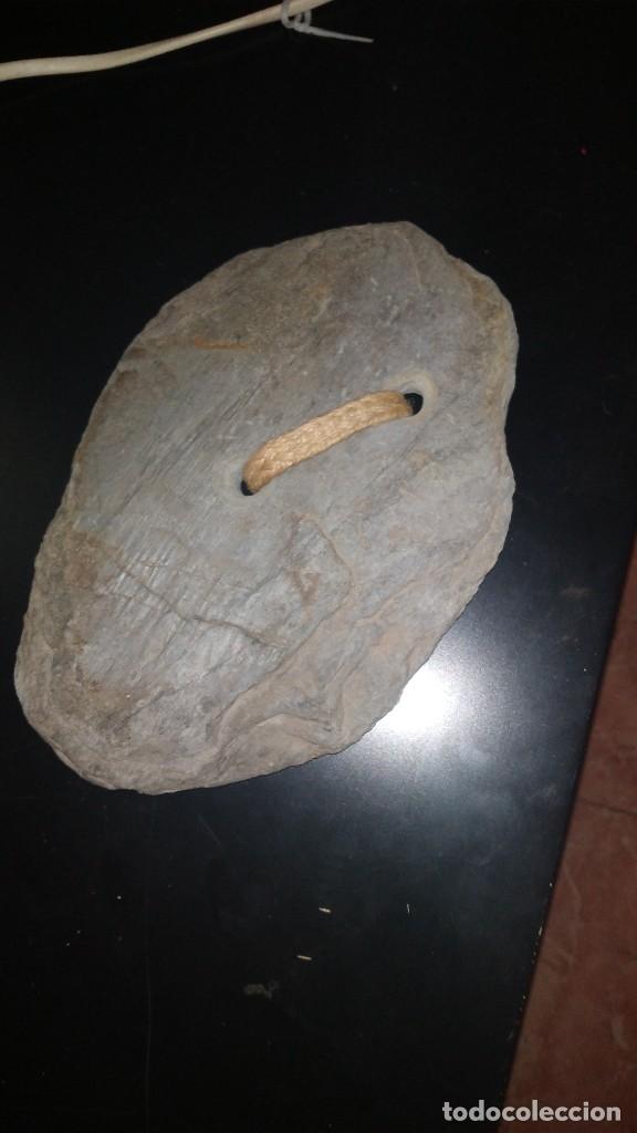 Antiquit&eacute;s: piedra de la suerte con agujeros