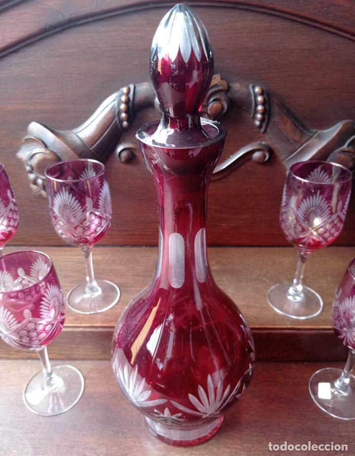 Antigüedades: Cristal de Bohemia. Elegante botella y seis copas en oro rubí. - Foto 2 - 292153658