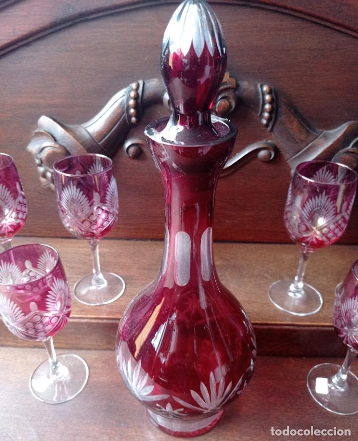 Antigüedades: Cristal de Bohemia. Elegante botella y seis copas en oro rubí. - Foto 4 - 292153658