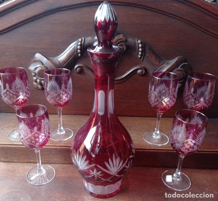 Antigüedades: Cristal de Bohemia. Elegante botella y seis copas en oro rubí. - Foto 1 - 292153658