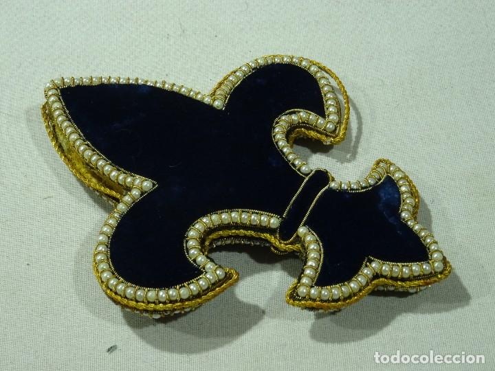 Antig&uuml;edades: Flor de Lys con Hilo de Oro - Foto 3