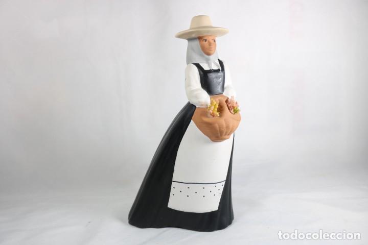 Antiquit&auml;ten: Antigua figura de cer&aacute;mica de una payesa tradicional