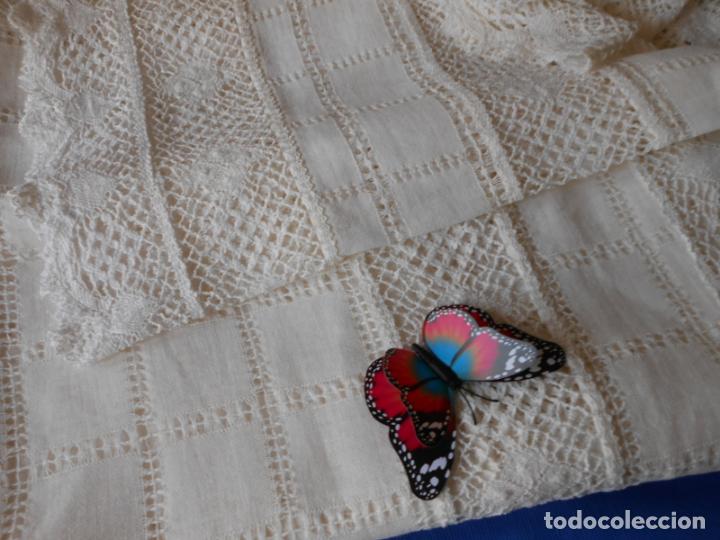 Antigüedades: Antiquo mantel /colcha de lino,Vainicas y Bolillo a mano .Blanco crudo.155 x 220 cm.años 1960. - Foto 6 - 292322863