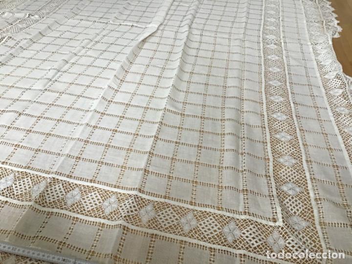 Antigüedades: Antiquo mantel /colcha de lino,Vainicas y Bolillo a mano .Blanco crudo.155 x 220 cm.años 1960. - Foto 8 - 292322863