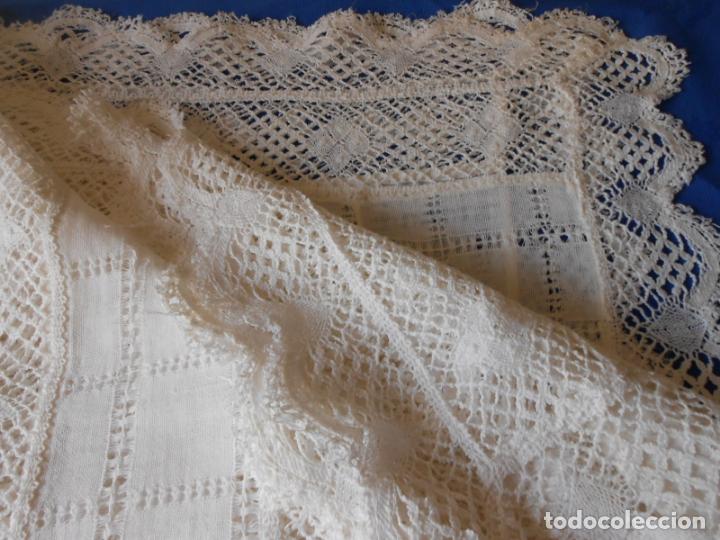 Antigüedades: Antiquo mantel /colcha de lino,Vainicas y Bolillo a mano .Blanco crudo.155 x 220 cm.años 1960. - Foto 3 - 292322863