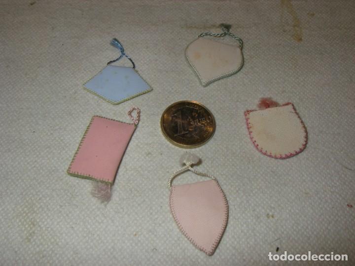 Antig&uuml;edades: Lote de 5 escapularios, detentes - Foto 2