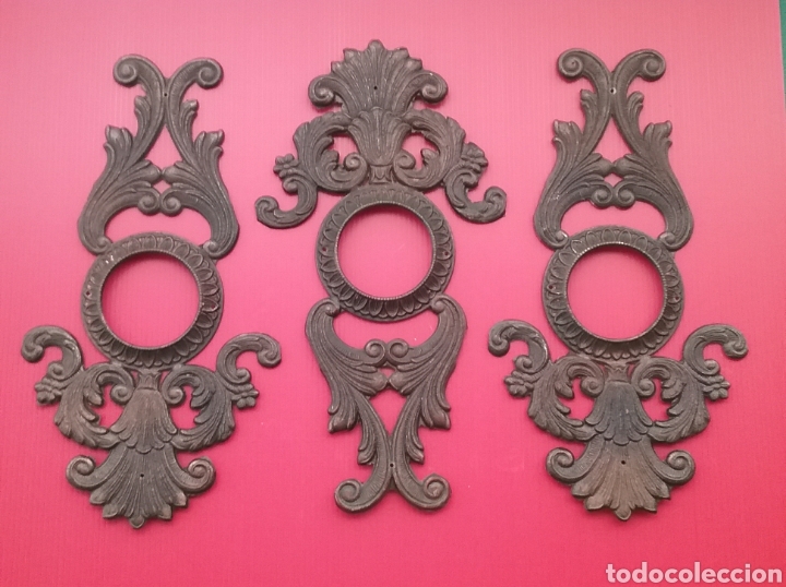 Antig&uuml;edades: Lote de 3 aplicaciones de decoraci&oacute;n para muebles en bronce.