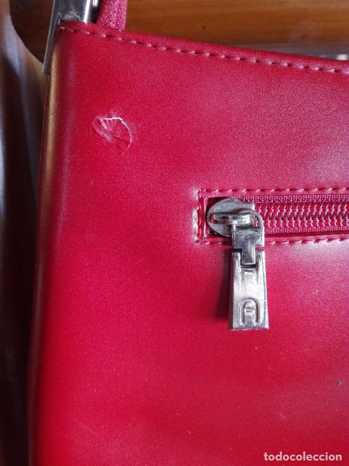 Antig&uuml;edades: Bolso rojo marca Alexander - Foto 4