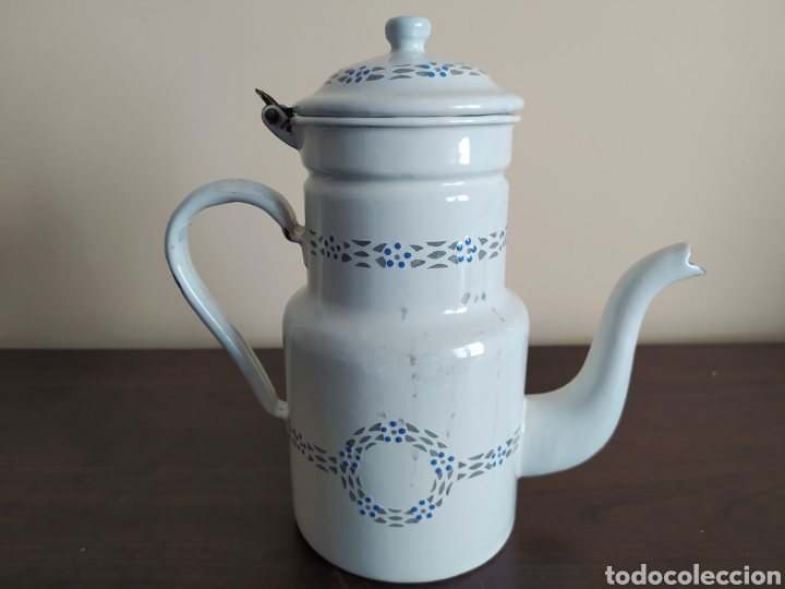 Antig&uuml;edades: Cafetera de hierro esmaltado blanco con dibujos - Foto 2