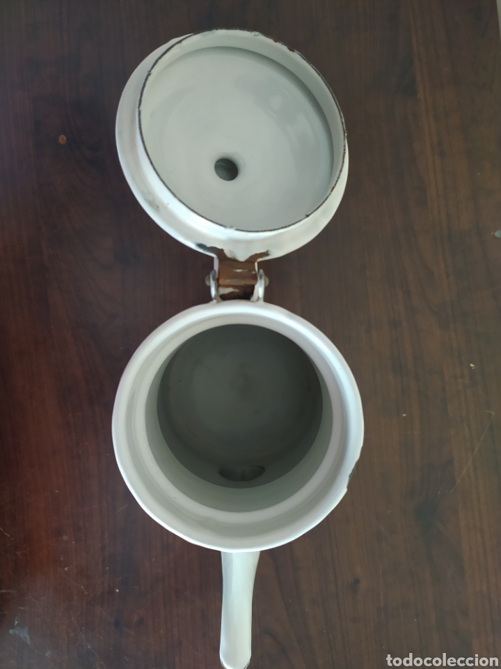 Antig&uuml;edades: Cafetera de hierro esmaltado blanco con dibujos - Foto 5