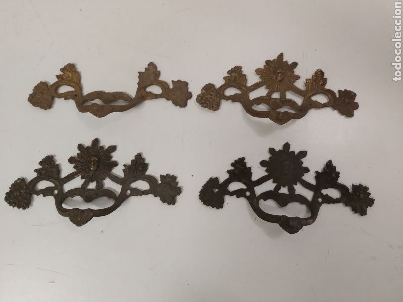 Antig&uuml;edades: 4 tiradores antiguos de bronce - Foto 1